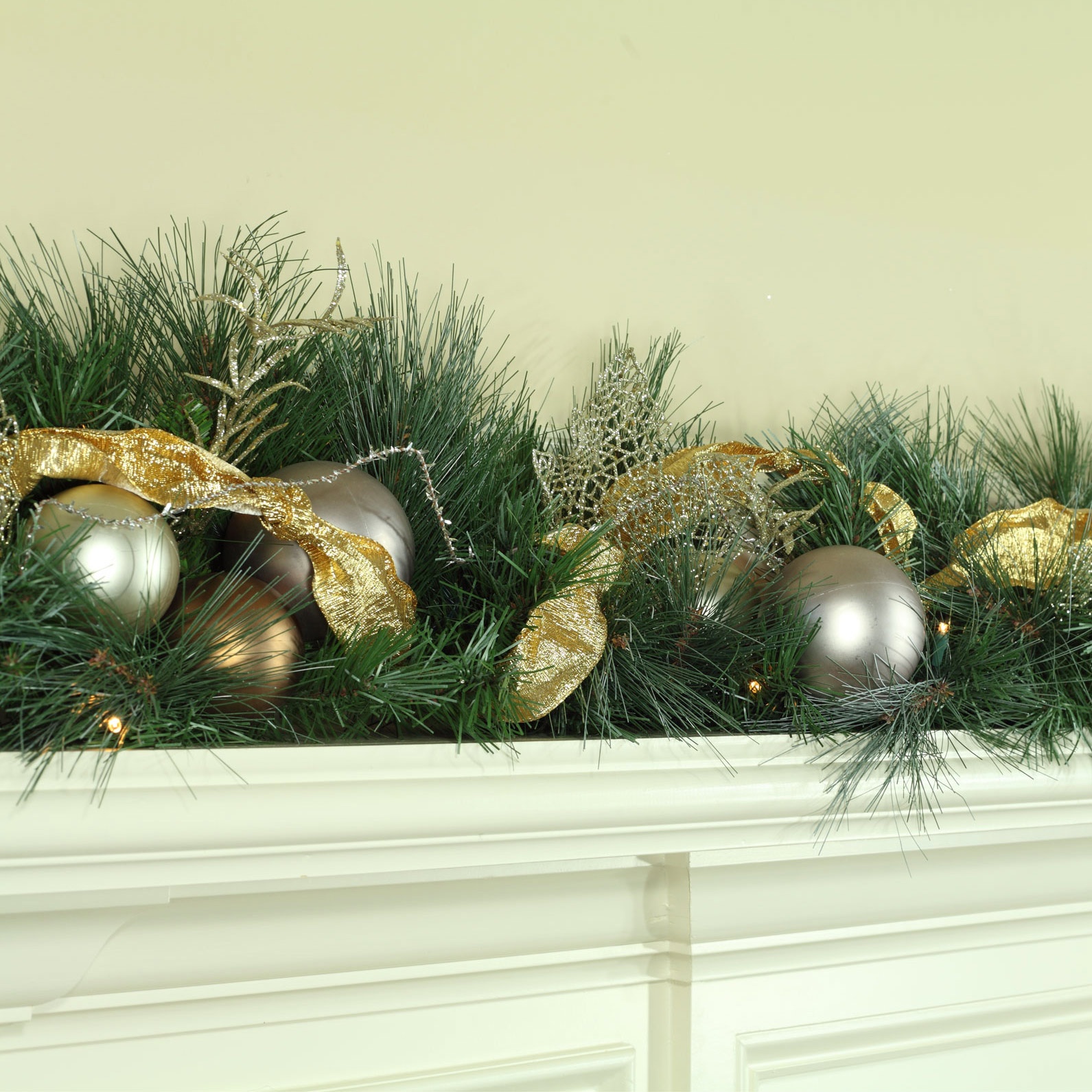 BATTERY OPERATED CHRISTMAS WREATHS Santa Claus and Christmas