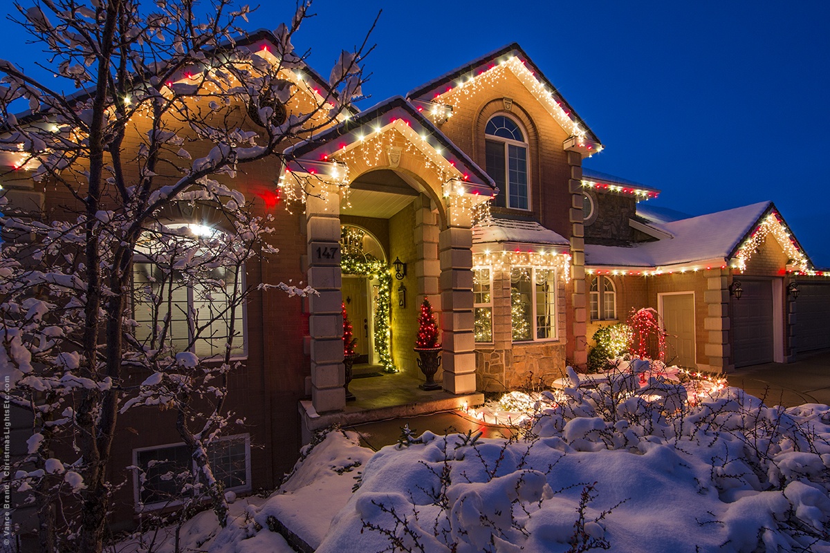 Outdoor Christmas Lights Hanging